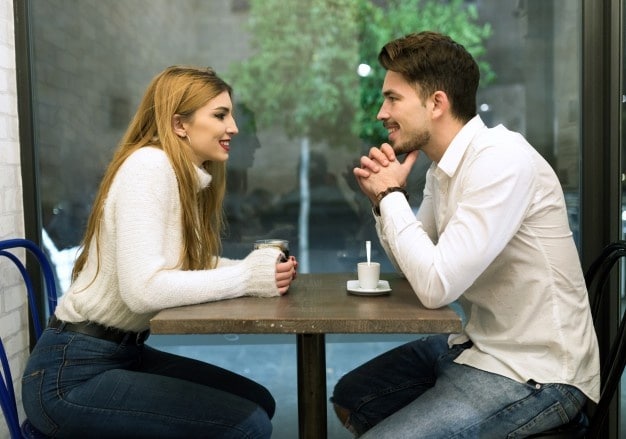 Casal conversando em um café