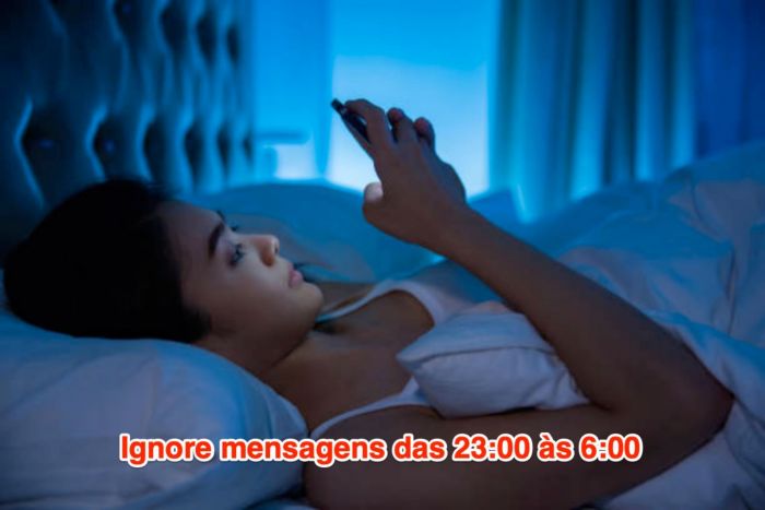 Moça vendo mensagens no celular na cama à noite