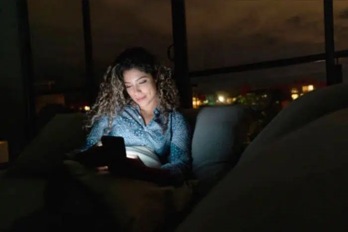 Mulher trocando mensagens com um homem à noite