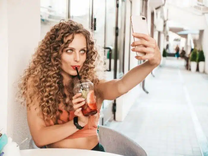 Selfie com smoothie para mostrar que você está bem