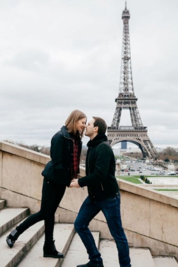 Mulher e Homem de Sagitário com a Torre Eiffel ao fundo