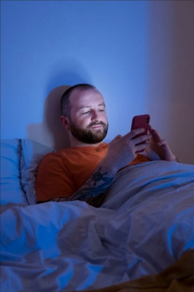 Homem mandando mensagem antes de dormir é sinal que ele está interessado pelo WhatsApp