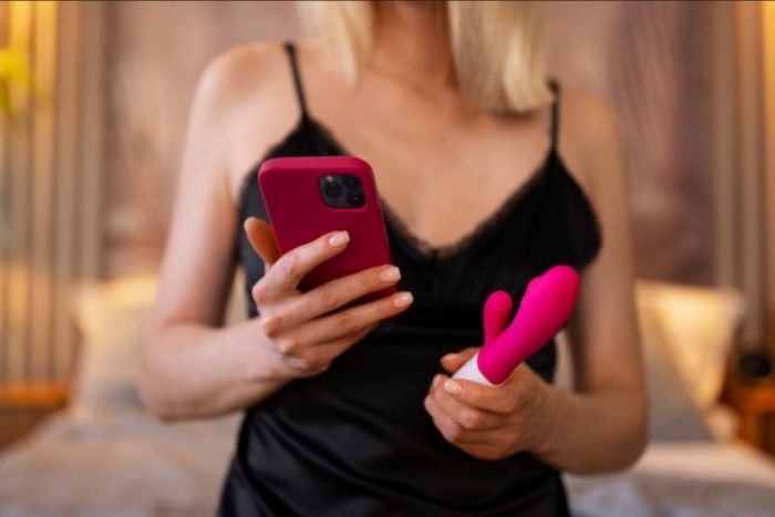 Mulher fazendo sexo por mensagem e usando um vibrador