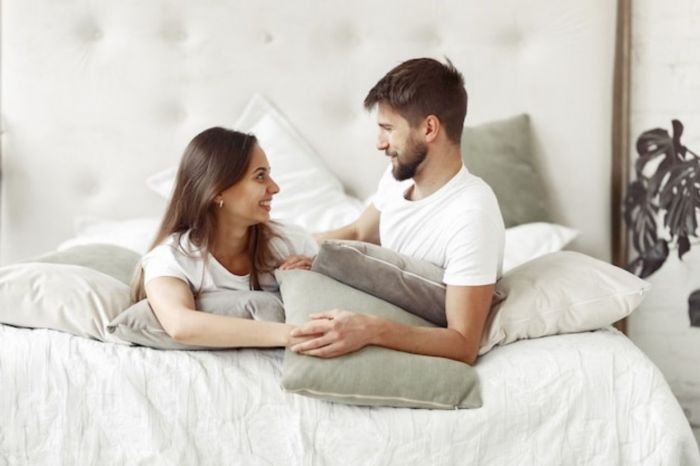 Casal conversando sobre sexo na cama para deixar o marido com desejo