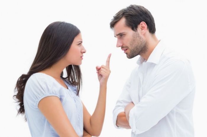 Mulher apontando o dedo ameaçando o homem