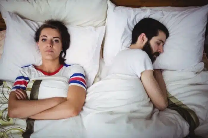 A esposa frustrada na cama porque o marido dorme e não procura ela para sexo