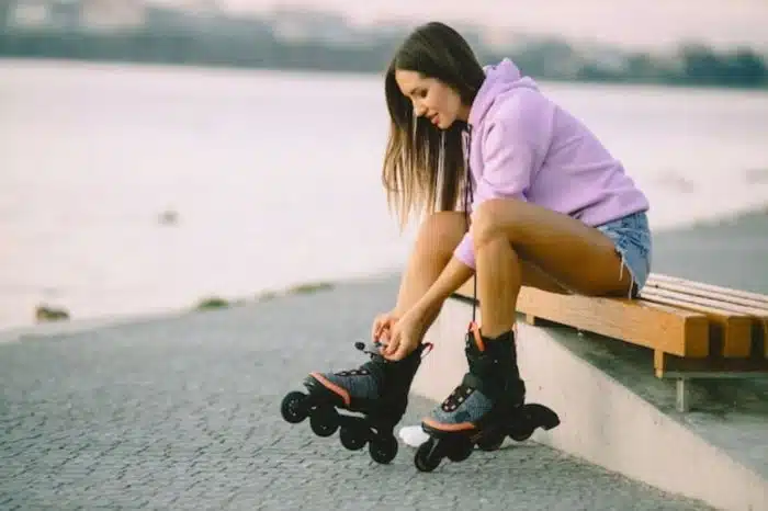 Mulher aprendendo novo hobby andar de patins para deixar o marido com ciúmes