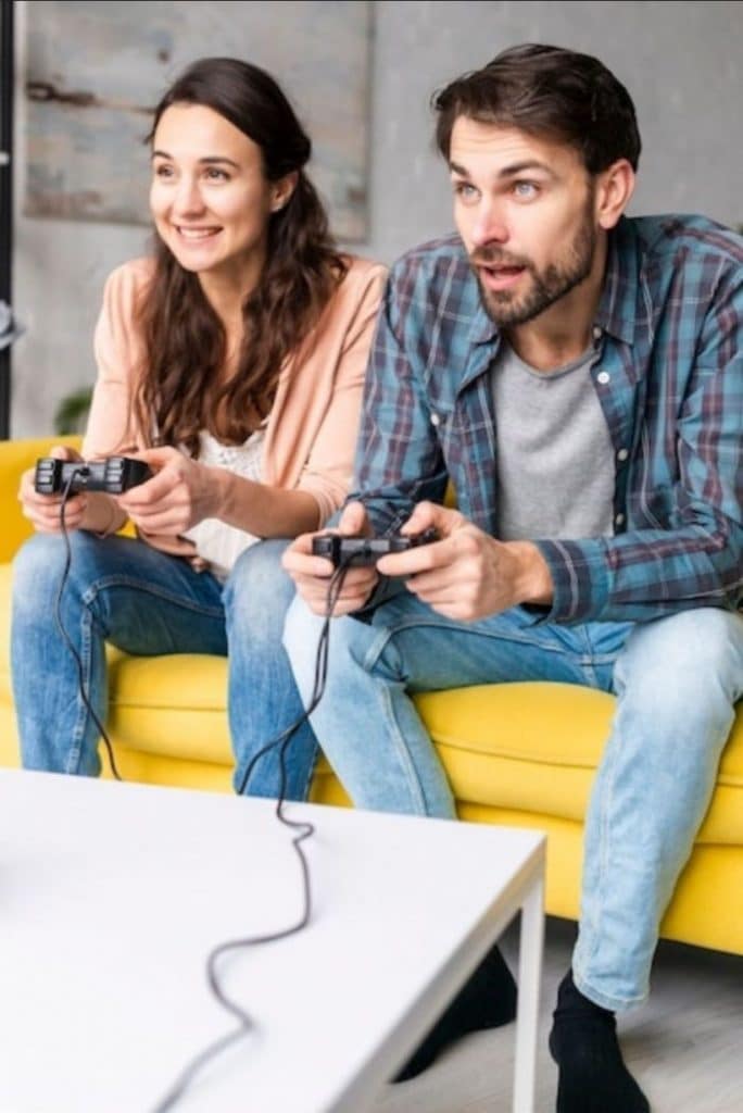 Namorada jogando videogame com o namorado para ele se sentir desejado

