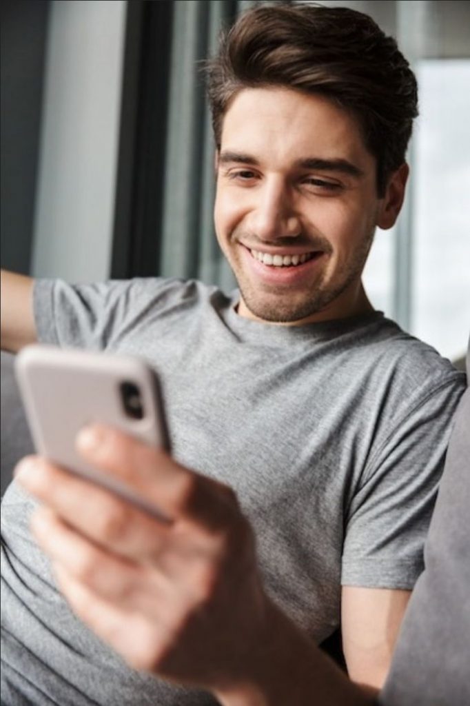 Homem recebendo a mensagem que ele gosta de receber no celular
