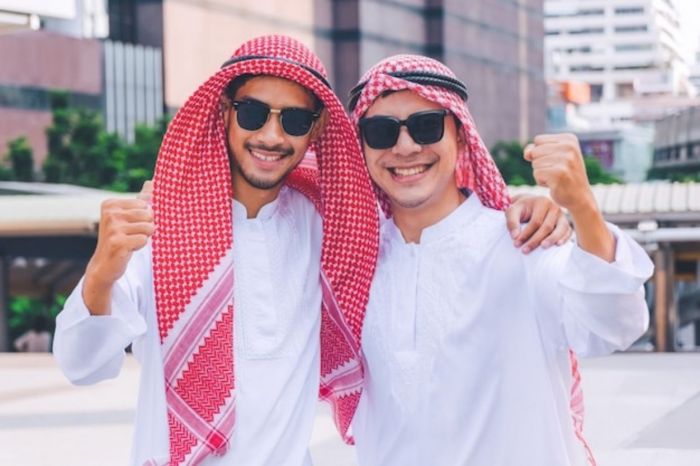 Amigos árabes de um homem árabe apaixonado
