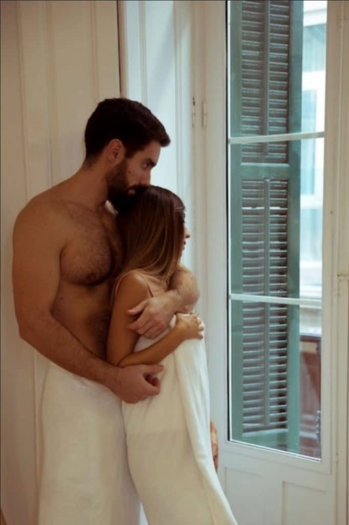 Casal de toalhas enquanto a mulher provoca ele
