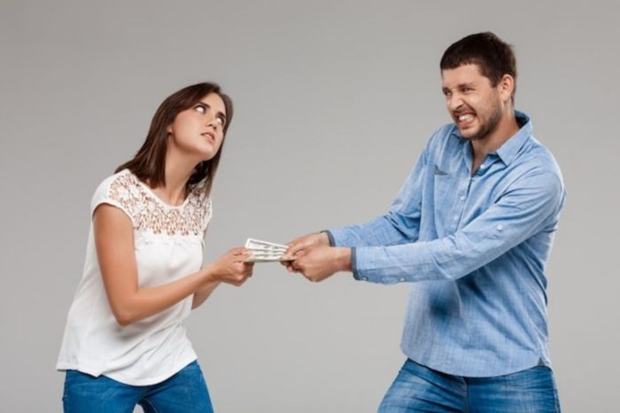 A mulher recebendo dinheiro de um homem
