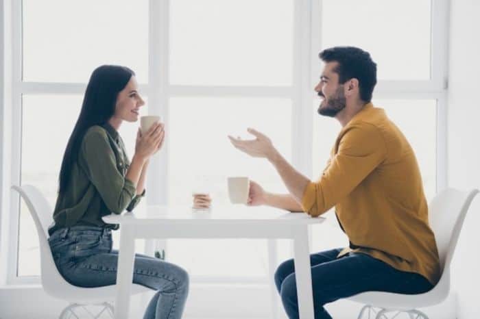 Casal conversando para resolver problemas de relacionamento
