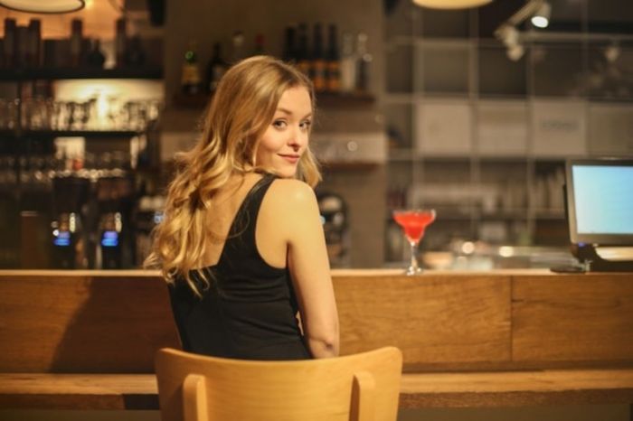 A mulher solteira no bar para fazer ele se arrepender de ter terminado

