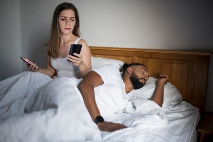 Esposa pegando coisa do marido no celular
