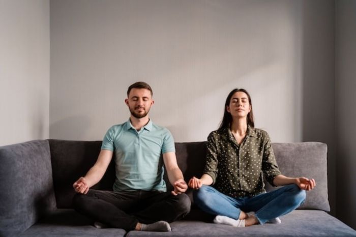 Casal meditando para ter paciência e serem felizes
