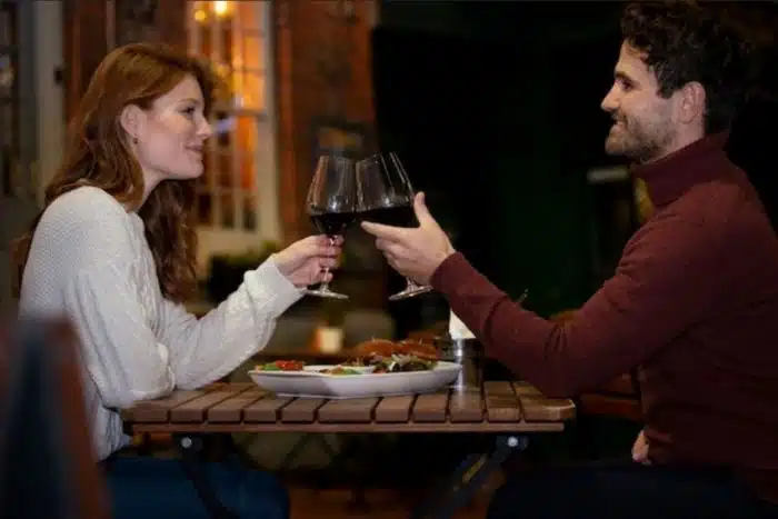 O casal em uma noite romântica inesquecível bebendo vinhos
