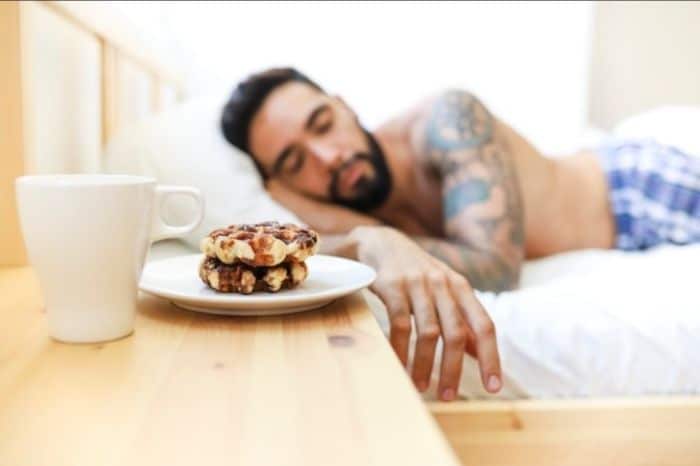 Surpreendendo o namorado com um café-da-manhã na cama
